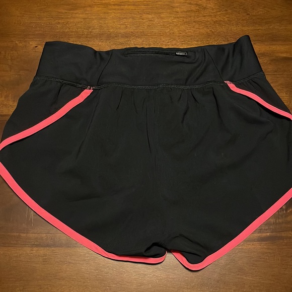 NWOT Womens Under Armour running shorts. Never been worn - Picture 4 of 5
